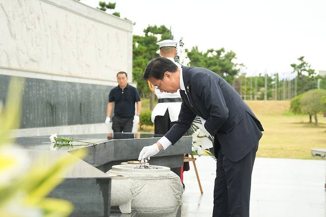 오늘(15일) 애국선열추모탑을 참배하는 위성곤 제주지사 (제주도 제공)