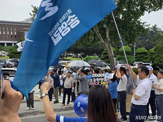 15일 더불어민주당 전북 합동연설회가 열리는 전북 익산 원광대학교 문화체육관 앞에 송영길 후보 지지자들이 응원전을 펼치고 있다. 김미경 기자