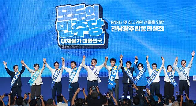 불어민주당 당 대표와 최고위원 후보들이 15일 전남광주 나주시 나주종합스포츠파크 다목적체육관에서 열린 민주당 대표·최고위원 전남광주 합동연설회에 참석해 기념 촬영하고 있다. 왼쪽부터 박선원·임미애 최고위원 후보, 김민석·정청래·송영길 당 대표 후보, 김용·김영호·최민희·이성윤·서미화·한민수 최고위원 후보. 연합뉴스