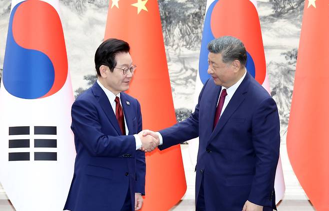 이재명 대통령과 시진핑 중국 국가주석이 올 1월 5일 베이징 인민대회당에서 양국 간 업무협약을 체결하며 악수하고 있다. 연합뉴스