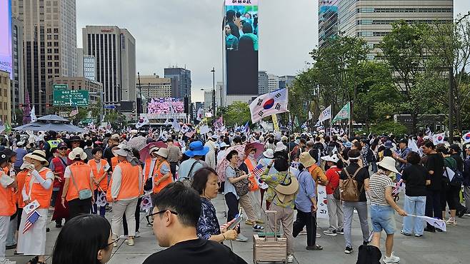 15일 서울 광화문 광장 일대에서 보수 단체 집회가 열리고 있는 모습. 채민석 기자
