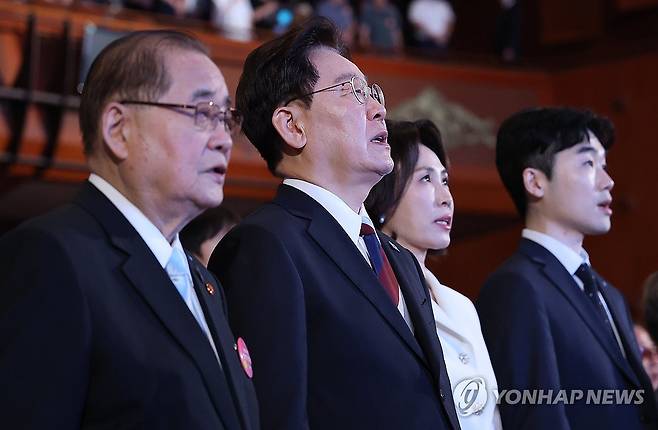 애국가 제창하는 이재명 대통령 (서울=연합뉴스) 김도훈 기자 = 이재명 대통령과 김혜경 여사가 15일 서울 종로구 세종문화회관에서 열린 제81주년 광복절 경축식에서 애국가를 제창하고 있다. 2026.8.15 superdoo82@yna.co.kr