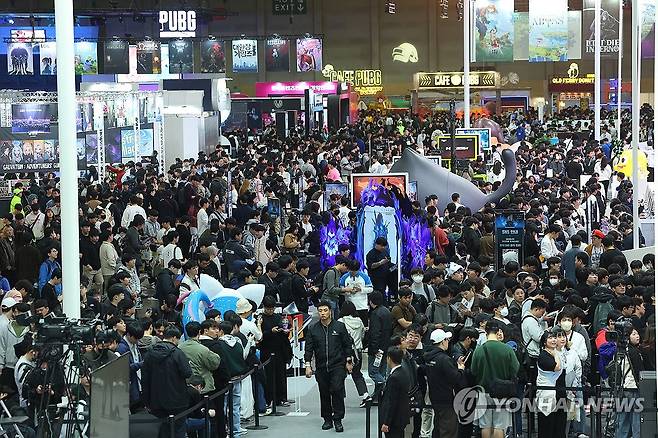 뜨거운 지스타 열기 (부산=연합뉴스) 손형주 기자 = 13일 오전 부산 벡스코에서 개막한 국내 최대 게임쇼 2025 지스타가 관람객들로 북적이고 있다. 지스타는 오는 16일까지 총 44개국, 1천273개사, 3천269부스 규모로 열린다. 2025.11.13 handbrother@yna.co.kr