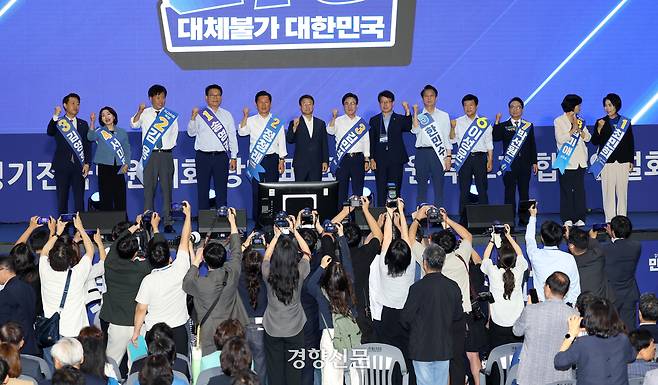 더불어민주당 대표와 최고위원 후보들이 16일 경기 수원시 수원종합운동장 실내체육관에서 열린 ‘민주당 당 대표ㆍ최고위원 후보자 경기 합동연설회’에서 당원들에게 인사하고 있다. 권도현 기자
