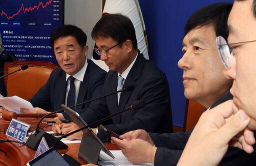 강득구 더불어민주당 최고위원이 지난달 최고위원회의에서 발언하고 있다. 왼쪽부터 강 최고위원, 한병도 대표 직무대행 겸 원내대표, 이성윤, 박지원 최고위원. 뉴시스