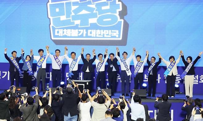 경기 합동연설회 나선 민주당 당권주자 3인 - 한병도 더불어민주당 당대표 직무대행 겸 원내대표와 당대표·최고위원 후보들이 16일 경기 수원시 수원종합운동장 체육관에서 열린 민주당 당대표·최고위원 후보자 경기 합동연설회에서 기념 촬영을 하고 있다. 왼쪽부터 김영호·서미화·김용 최고위원 후보, 송영길·정청래 당대표 후보, 한 대행, 김민석 당대표 후보, 임호선 중앙당 선관위 부위원장, 한민수·이성윤·박선원·임미애·최민희 최고위원 후보.