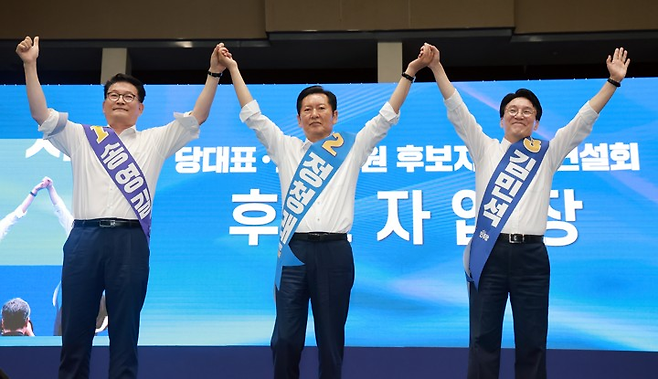 더불어민주당 송영길·정청래·김민석 당대표 후보가 15일 전북 익산시 원광대학교 문화체육관에서 열린 민주당 대표·최고위원 후보자 전북 합동연설회에서 기념 촬영을 하고 있다. 연합뉴스