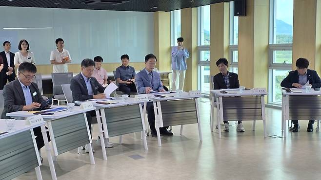 ▲ 지난 14일 임종식 교육감이 의성군 금성면에 조성 중인 경상북도교육청 인공지능교육관을 방문해 전시체험물 구축과 시설 리모델링 등 개관 준비 상황을 점검했다.