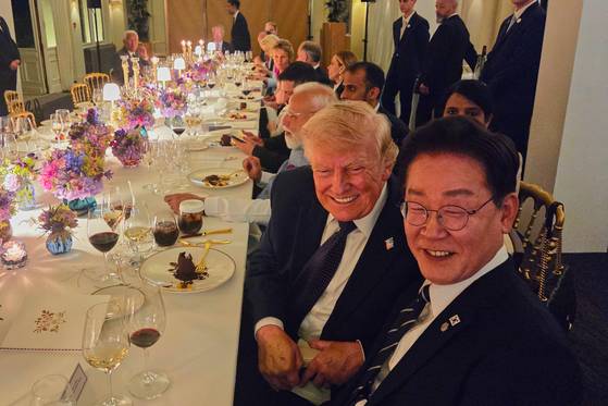 지난 6월 프랑스 G7 정상회의 공식 만찬에서 만난 이재명 대통령과 도널드 트럼프 미국 대통령 〈출처=연합뉴스〉