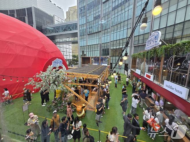 17일 오전 월드타워 아레나 잔디광장(약 1322㎡)에서 진행된 '2026 롯데타운 서머 마켓 - 포켓몬 별빛낙원' 야외 컨테이너 마켓. 2026.08.17 ⓒ 뉴스1 유민주 기자