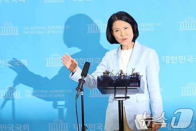 이진숙 국민의힘 의원이 지난 14일 오후 서울 여의도 국회 소통관에서 5·18 민주화운동 관련 기자회견을 마치고 입장을 밝히고 있다. 이날 이 의원은 기자회견을 마친 후 취재진 질문을 받지 않고 회견장을 나섰다. 2026.8.14 ⓒ 뉴스1 황기선 기자