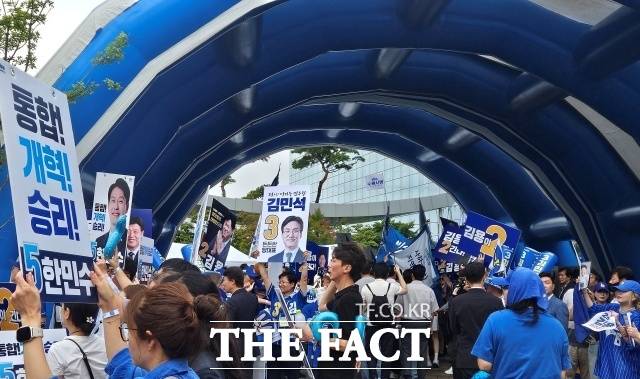 8·17 전당대회가 막바지에 접어든 가운데, 당대표·최고위원 선거가 막판 혼전 양상을 보이며 지지 열기도 이어지고 있다. 사진은 대전 유성구 DDC대전컨벤션센터에서 자신들이 지지하는 당대표 및 최고위원 후보를 응원하는 당원들의 모습. /대전=서다빈 기자