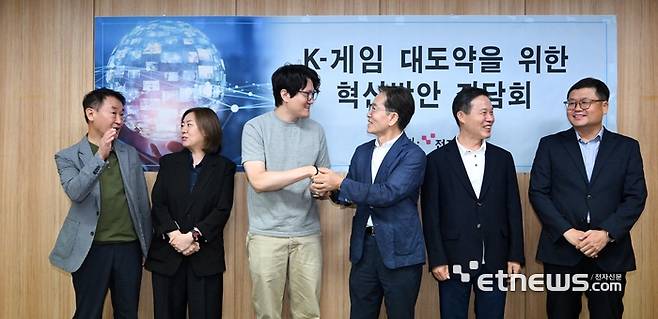 K게임 대도약을 위한 혁신방안 좌담회가 서울 강남구 한국게임산업협회에서 열렸다. 왼쪽부터 조영기 한국게임산업협회장, 최성희 문화체육관광부 국장, 김영웅 슈퍼래빗게임즈 대표, 유병한 게임문화재단 이사장, 조현래 한성학원 이사, 박지성 전자신문 부장. 이동근기자 foto@etnews.comK