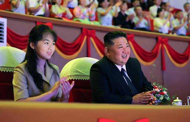 북한 노동당 기관지 노동신문은 17일 김정은 북한 국무위원장이 광복 81주년을 기념해 열린 국립교예단 종합교예공연을 관람했다고 보도했다. 노동신문 뉴스1