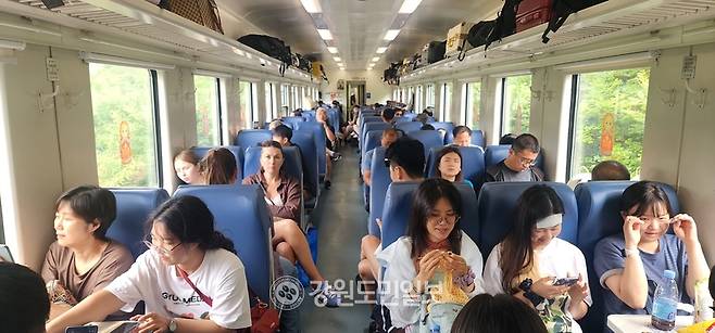 ▲ 중-러 국제열차에 탑승한 평화장정단 일행이 러시아 승객들과 섞여 객실에서 자유로운 시간을 보내고 있다. 김주현 기자