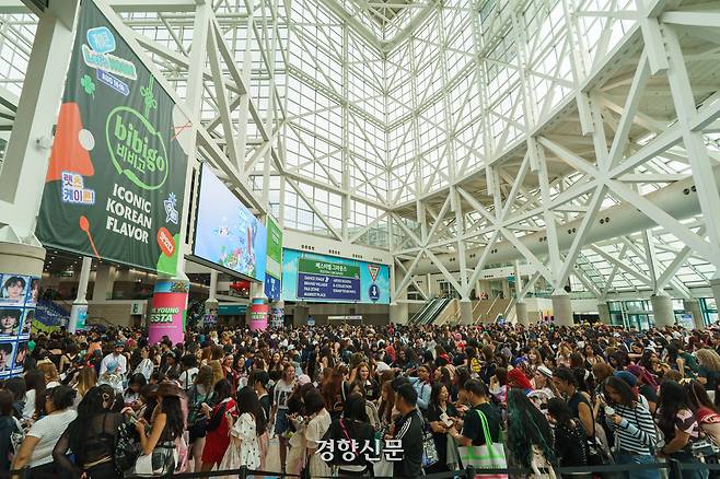 미국 로스앤젤레스(LA) LA 컨벤션센터에서 지난 14~16일(현지시간) 열린 ‘케이콘(KCON) LA 2026’에 많은 인파가 줄지어 입장하고 있다. 제공 CJ ENM)