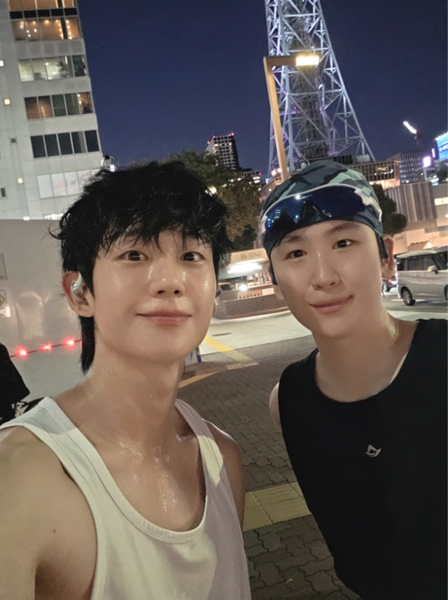 배우 정해인이 자신의 매니저로 일하고 있는 친동생 정해준을 장난스럽게 소개한 가운데, 형 못지않은 동생의 훈훈한 외모도 다시 눈길을 끈다. 사진=SNS