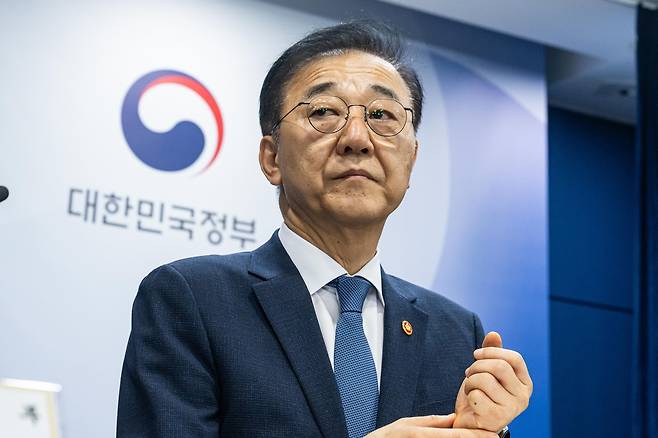 김윤덕 국토교통부 장관이 13일 서울 종로구 정부서울청사에서 전월세 및 매매시장 안정을 위한 주택 신속공급 방안 및 부동산 시장 안정을 위한 금융 종합대책 브리핑에 참석해 생각에 잠겨 있다. 조태형 기자