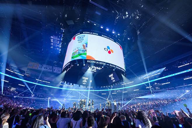 14~16일(현지 시간) 미국 로스앤젤레스 크립토닷컴 아레나에서 열린 ‘KCON LA 2026’ 엠카운트다운 스테이지에 수많은 관객들이 열광하고 있다. 사진 제공=CJ ENM
