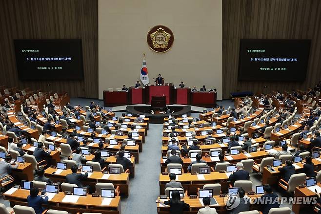 국회 본회의 (서울=연합뉴스) 신현우 기자 = 조정식 국회의장이 지난 7월 30일 국회에서 열린 7월 임시국회 제3차 본회의에서 검사의 보완수사권 폐지를 골자로 한 형사소송법 개정안을 상정하고 있다. 2026.7.30 nowwego@yna.co.kr