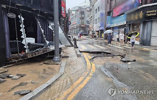 집중호우가 할퀴고 간 거제 옥포동 상가 (거제=연합뉴스) 정종호 기자 = 17일 오전 경남 거제시 옥포동 한 상가 일대에서 집중호우로 점포 유리창이 깨지고 도로 아스팔트가 뜯겨 나가는 등 피해가 발생했다. 2026.8.17 jjh23@yna.co.kr
