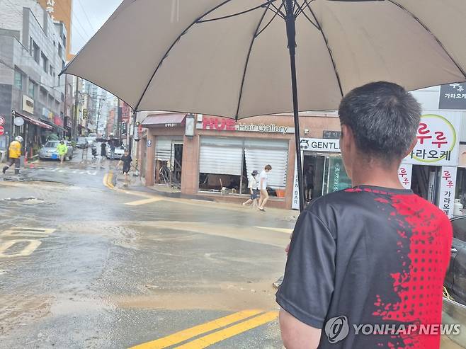물난리 흔적 바라보는 거제 시민 (거제=연합뉴스) 정종호 기자 = 17일 오전 경남 거제시 옥포동 상가 일대에서 한 시민이 집중호우로 침수 피해를 본 거리를 바라보고 있다. 2026.8.17 jjh23@yna.co.kr