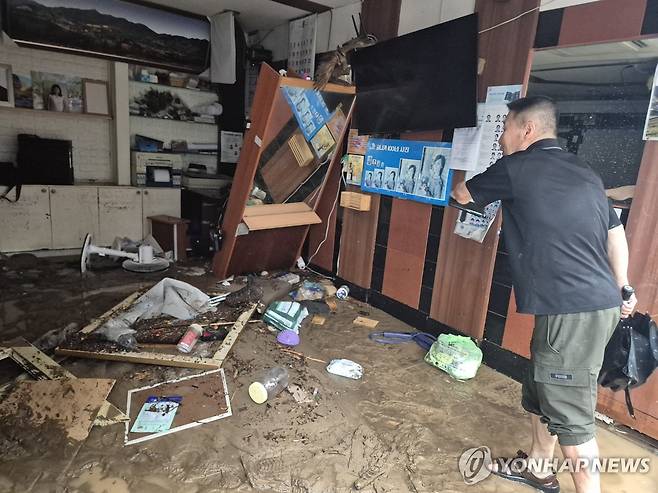 진흙투성이 된 거제 옥포동 상가 (거제=연합뉴스) 정종호 기자 = 17일 오전 경남 거제시 옥포동 한 상가에서 주민이 집중호우로 진흙과 각종 집기가 뒤엉킨 점포 내부를 가리키며 피해 상황을 설명하고 있다. 2026.8.17 jjh23@yna.co.kr