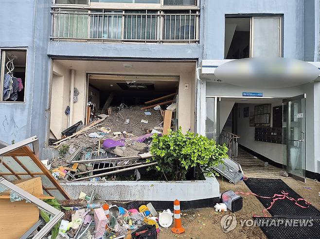 산사태 토사 덮친 거제 아파트 (거제=연합뉴스) 정종호 기자 = 17일 오전 경남 거제시 옥포동 한 아파트에 산사태로 흘러내린 토사가 건물 내부까지 밀려들어 집기와 시설물 등이 파손돼 있다. 2026.8.17 jjh23@yna.co.kr