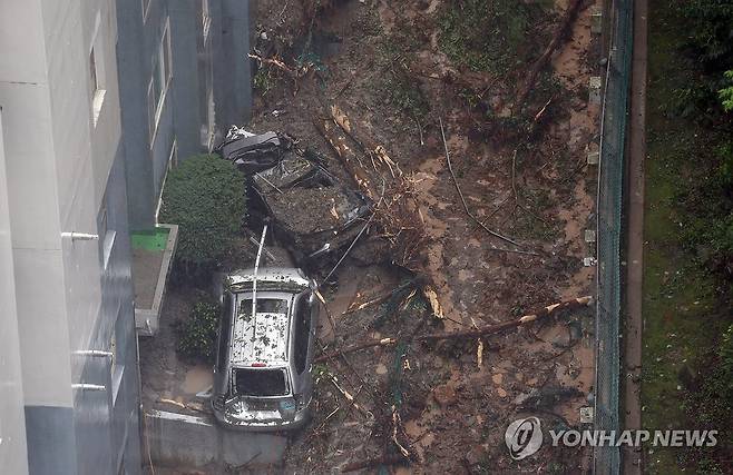 산사태 파손 차량 (거제=연합뉴스) 김동민 기자 = 17일 집중호우와 산사태가 발생한 경남 거제시 옥포동 한 아파트에 차량이 파손돼 있다. 2026.8.17 image@yna.co.kr