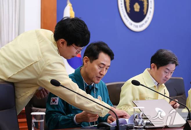 오세훈 서울시장이 18일 청와대에서 열린 제1회 을지국무회의에서 자료를 살펴보고 있다. 2026.8.18 ⓒ 뉴스1 허경 기자