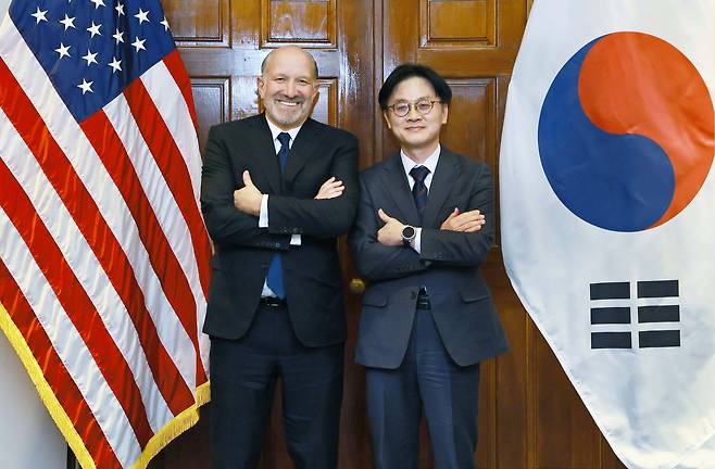 김정관 산업통상부 장관(오른쪽)과 하워드 러트닉 상무장관. /산업통상부