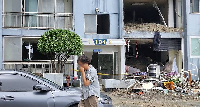 18일 극한 호우로 발생한 산사태 피해를 입은 경남 거제시 옥포동의 한 아파트에서 주민이 피해 현장을 본 뒤 눈물을 흘리고 있다. /뉴스1