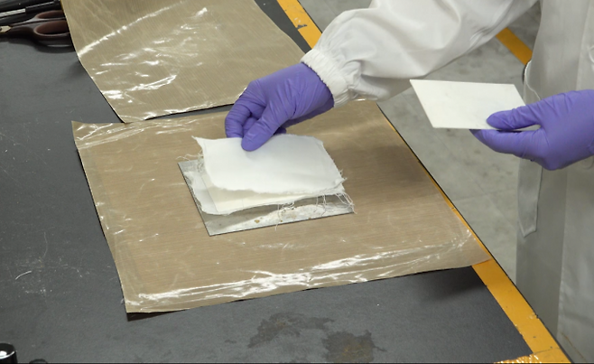 열가소성 소재인 고밀도 폴리에틸렌(HDPE) 재질의 섬유와 필름을 겹겹이 쌓아 만든 자기강화 복합소재를 만드는 과정. 화학연 제공