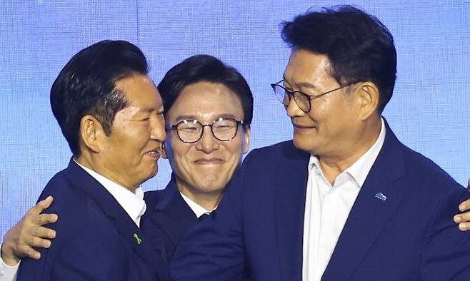 김민석 신임 더불어민주당 대표가 제3차 정기 전국 당원대회가 열린 17일 대전 컨벤션센터에서 정청래 송영길 후보와 인사하고 있다. 윤운식 선임기자 yws@hani.co.kr