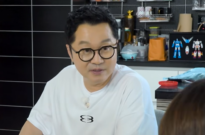 방송인 지상렬이 연인 신보람을 언급했다. 유튜브 채널 '로보락 코리아' 영상 캡처