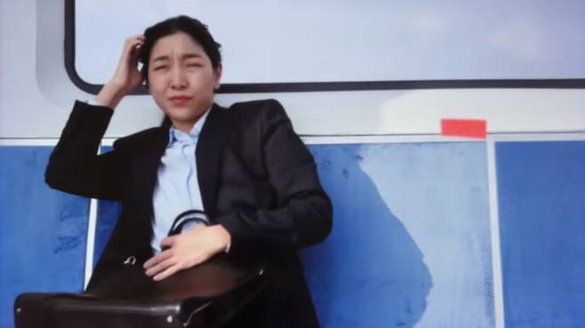 혁오의 신곡 'Godspeed!'의 뮤직비디오에 출연한 안도 사쿠라. 유튜브 캡처