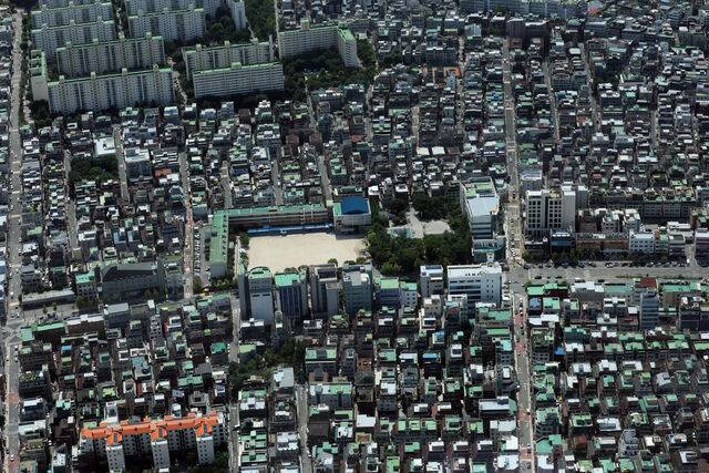 금융위원회는 13일 '부동산 시장 안정을 위한 금융 종합대책'을 통해 청년이 4억원 이하의 오피스텔·빌라 등 비아파트를 구입할 때 지원하는 '청년미래보금자리론'을 주택금융공사 상품으로 출시한다고 밝혔다. 사진은 이날 서울 송파구 롯데월드타워 서울스카이에서 바라본 빌라 등의 모습. 연합뉴스