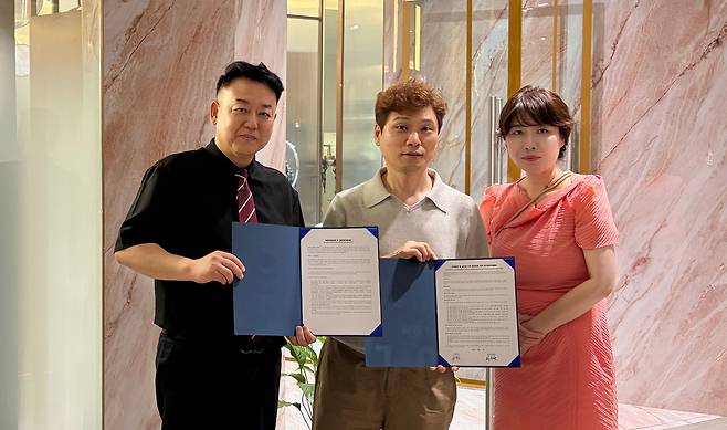 최상현(왼쪽) 교장 등 일행이 싱가포르에 위치한 한국계 미용실 제이서울(J. Seoul)과 협약서를 들고 기념 촬영을 하고 있다. 조일고 제공