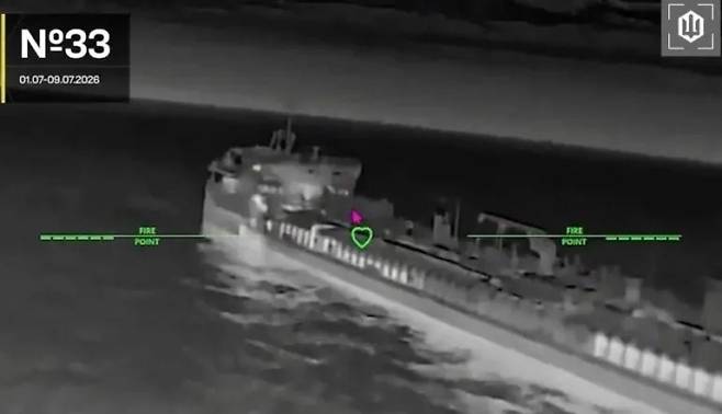 지난 7월 9일(현지시간) 우크라이나 무인항공기(UAV)가 러시아 유조선을 공격하고 있다. 로이터 연합뉴스