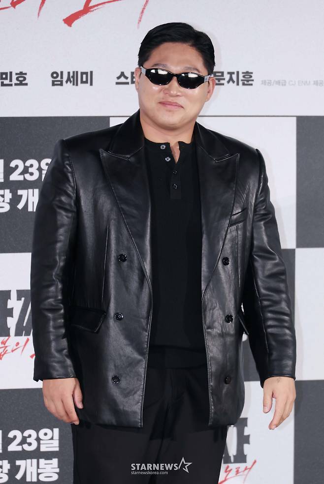 배우 문지훈이 18일 오전 서울 CGV용산아이파크몰에서 진행된 영화 '타짜: 벨제붑의 노래' 제작발표회에 참석해 포즈를 취하고 있다. 온라인 카지노 사업으로 세상을 다 가진줄 알았던 장태영(변요한), 그리고 그의 모든 것을 빼앗은 같은 이름의 절친 박태영(노재원)이 글로벌 도박판에서 다시 만나 복수의 한판을 벌이게 되는 타짜 시리즈의 마지막 ‘타짜: 벨제붑의 노래’는 9월 23일 개봉한다. /2026.08.18 /사진=이동훈 photoguy@