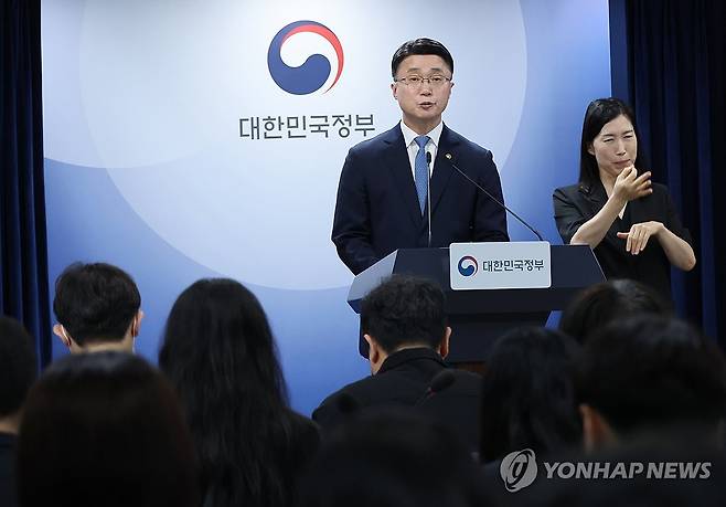 독자 AI파운데이션모델 프로젝트 2차 평가 결과 브리핑 (서울=연합뉴스) 안정원 기자 = 류제명 과학기술정보통신부 2차관이 18일 서울 종로구 정부서울청사에서 독자 AI파운데이션모델 프로젝트 2차 단계평가 결과 브리핑을 하고 있다. 2026.8.18 jeong@yna.co.kr