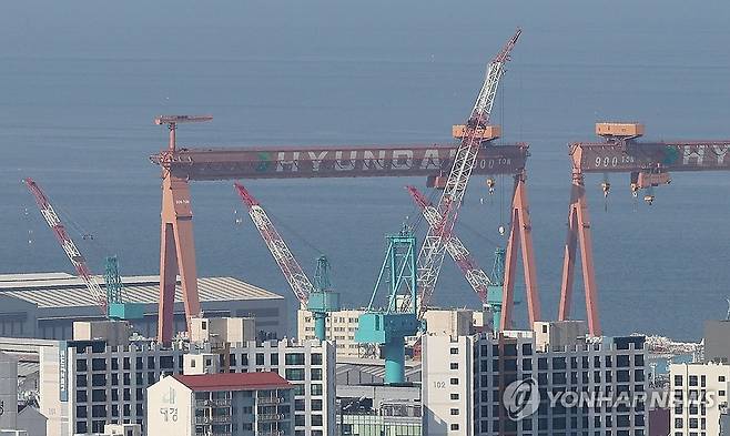 HD현대중공업 사흘간 '안전 셧다운' 돌입 (울산=연합뉴스) 김용태 기자 = HD현대중공업이 최근 잇달아 발생한 중대재해와 관련해 지난달 29일부터 사흘간 모든 공장 가동을 멈추고 안전 점검을 하는 '안전 셧다운'(Safety Shutdown)을 진행한다. 이날 울산시 동구 HD현대중공업 크레인 모습. 2026.7.29 yongtae@yna.co.kr