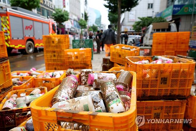 침수 피해에 진흙 묻은 물품들 (거제=연합뉴스) 박영민 기자 = 18일 오후 경남 거제시 고현동 농협 영농자재백화점 침수 피해 복구 현장에서 진흙이 묻은 물품들이 쌓여 있다. 2026.8.18 ymp@yna.co.kr