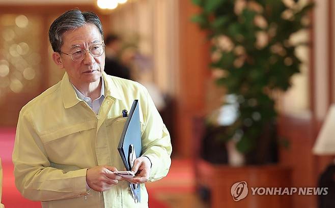 정성호 법무부 장관이 18일 청와대에서 열린 이재명 대통령 주재 제1회 을지국무회의 참석을 위해 회의장으로 향하고 있다.