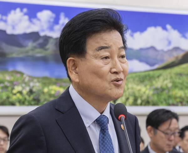 정동영 통일부 장관이 19일 국회에서 열린 외교통일위원회 전체 회의에 출석해 업무 보고를 하고 있다. 연합뉴스