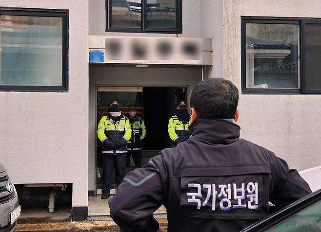 국가정보원이 2022년 12월 제주시 소재 전 진보당 제주도당 위원장의 자택을 압수 수색하고 있다.