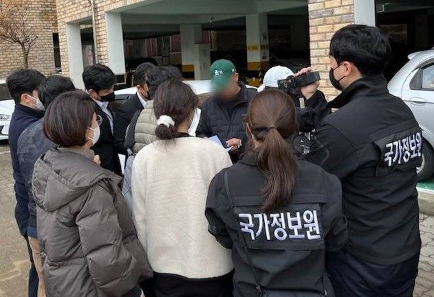 국가정보원과 경찰이 2023년 2월 제주시 모처에서 국가보안법 위반 혐의로 당시 진보당 제주도당 위원장 A씨에 대한 체포영장을 집행하고 있다.