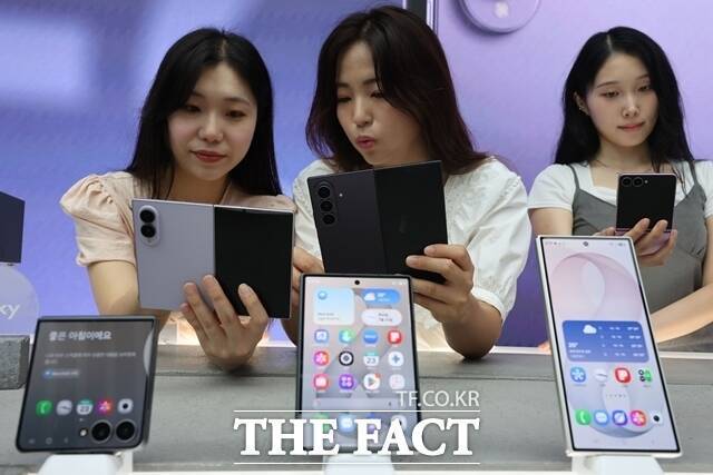 KT 모델들이 지난 6월 23일 KT광화문사옥에서 '갤럭시Z폴드8울트라'(오른쪽부터), '갤럭시Z폴드8', '갤럭시Z플립8' 실물을 공개하고 있다. /임영무 기자