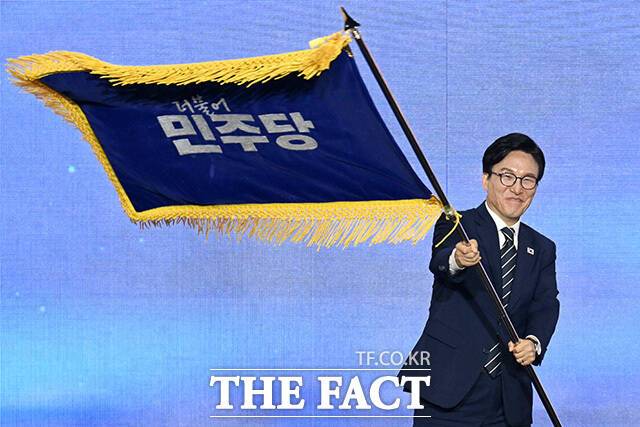 김민석 더불어민주당 신임 당대표가 "비공개 될 사안이 외부로 공개될 경우 지위고하를 막론하고 회의에서 퇴출하겠다"고 밝혔다. 사진은 17일 오후 대전 유성구 대전컨벤션센터에서 열린 더불어민주당 제3차 정기전국당원대회에서 당선을 확정 지은 뒤 당기를 흔들어보이고 있는 김 대표. /남용희 기자