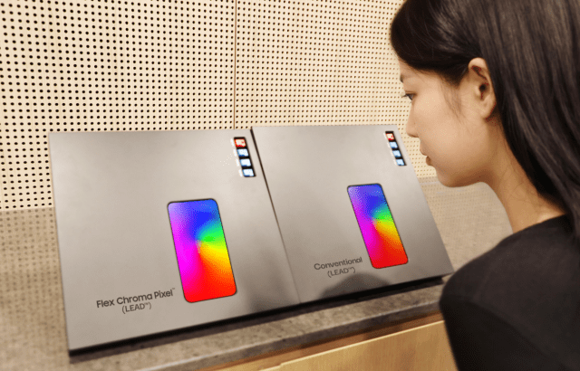 삼성디스플레이가 'SID 2026' 전시에서 처음 공개하는 광색역 OLED, '플렉스 크로마 픽셀(Flex Chroma Pixel)' 화질 비교 시연 모습. (사진=삼성디스플레이)